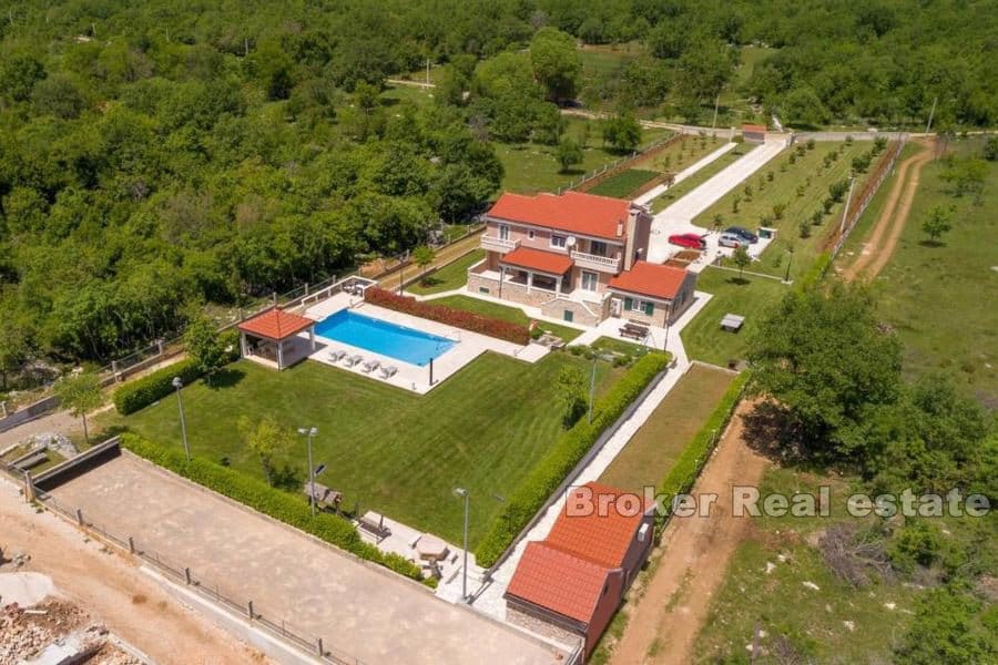 Beautiful large estate in a quiet location