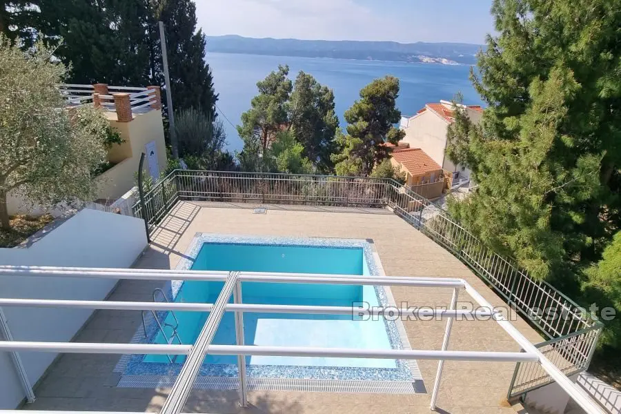 Casa con piscina e vista mare