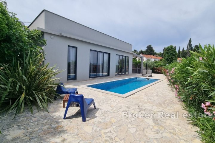 Villa with pool in the first row to the sea