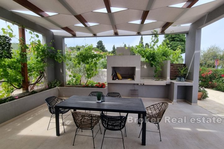 Villa with pool in the first row to the sea