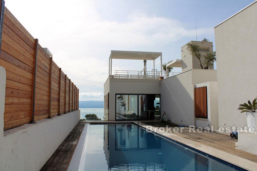 Moderní vila s bazénem a výhledem na moře