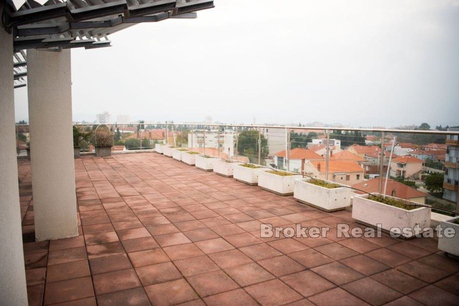 Three-bedroom penthouse with open view