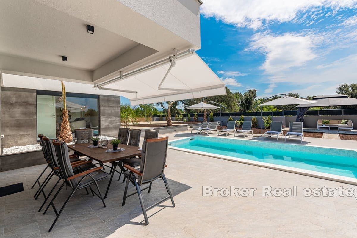 Villa de luxe nouvellement construite avec piscine