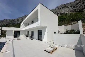 Newly built villa with panoramic sea view and pool