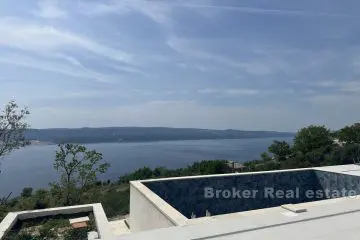 Nybyggd villa med panoramautsikt över havet och pool