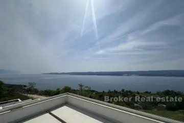 Neu gebaute Villa mit Panoramablick auf das Meer und Pool
