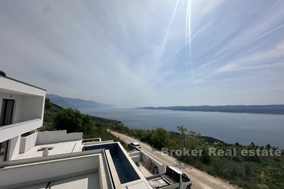 Nově postavená vila s panoramatickým výhledem na moře a bazén