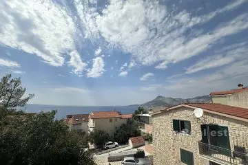 Apartment house with sea view