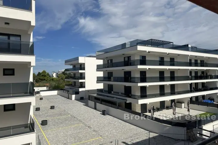 Appartement dans un immeuble neuf dans un emplacement privilégié avec vue sur la mer