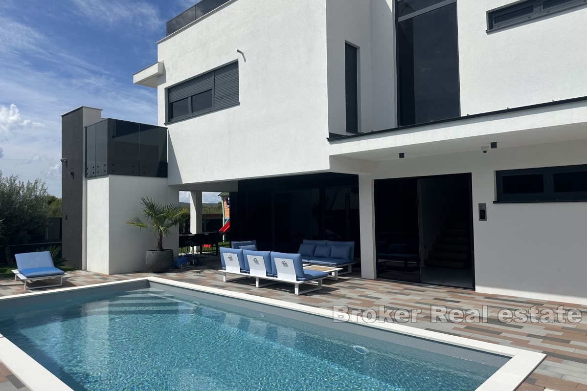 Luxury villa with pool near the city center