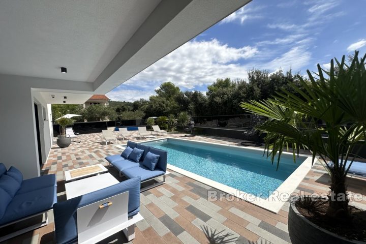 Luxury villa with pool near the city center