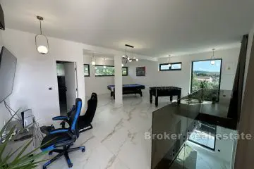 Luxury villa with pool near the city center