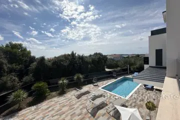 Luxury villa with pool near the city center