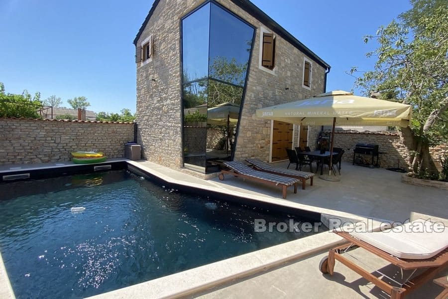 Maison en pierre neuve avec piscine