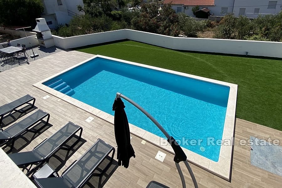 Moderne villa med basseng