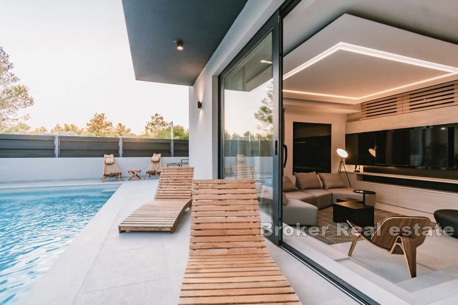 Moderne, luxuriöse Villa mit Pool