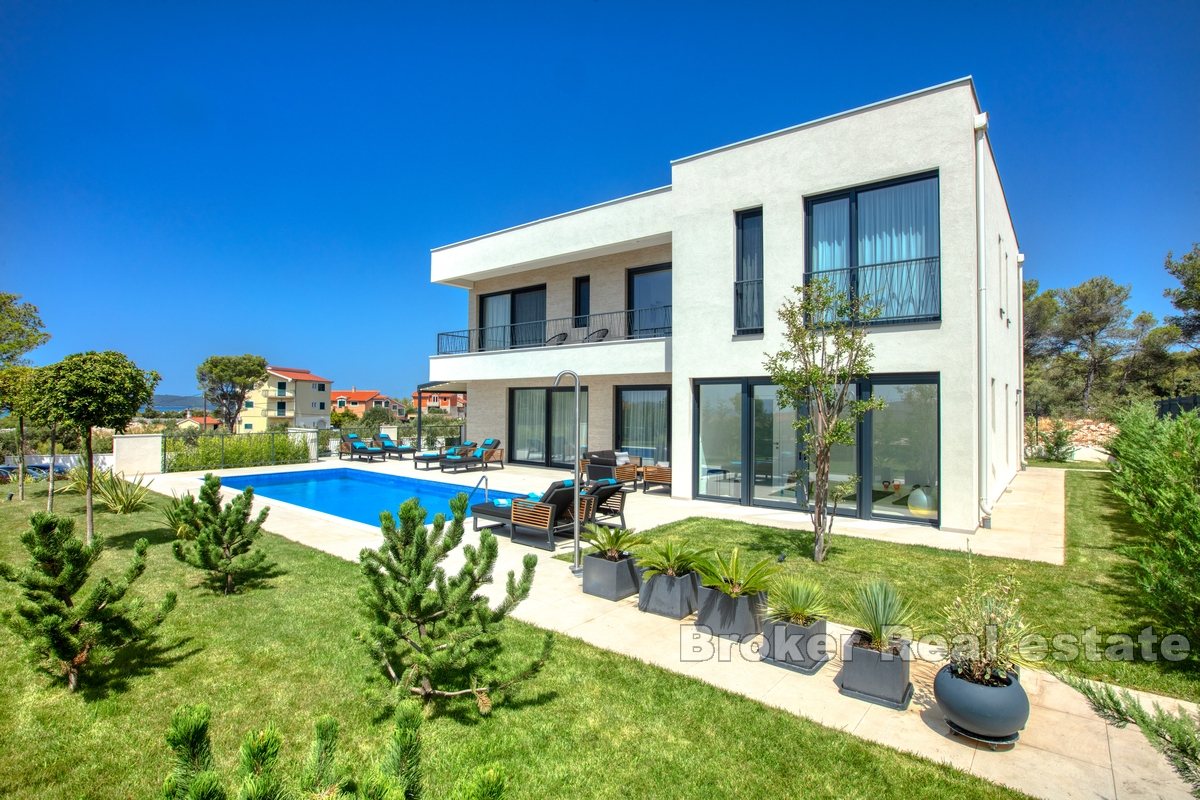 Villa moderne avec piscine et vue sur la mer