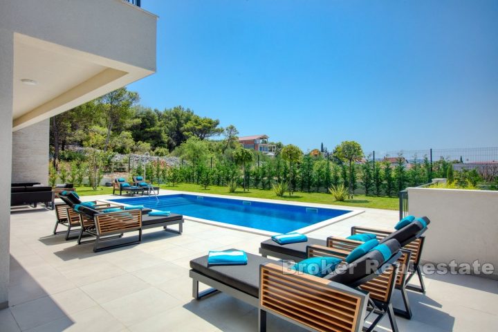 Villa moderne avec piscine et vue sur la mer