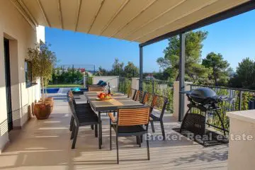 Villa moderne avec piscine et vue sur la mer