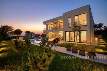 Villa moderne avec piscine et vue sur la mer