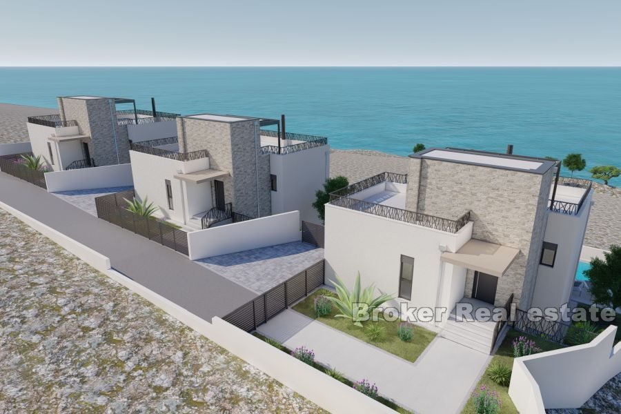 Nybyggd villa med pool i andra raden mot havet