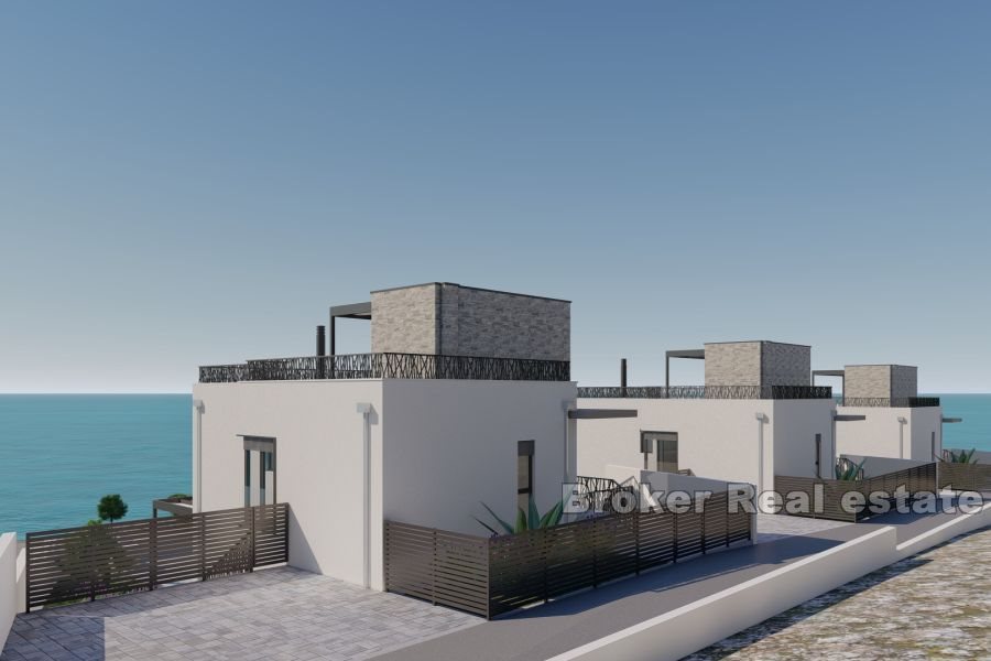 Nybyggd villa med pool i andra raden mot havet