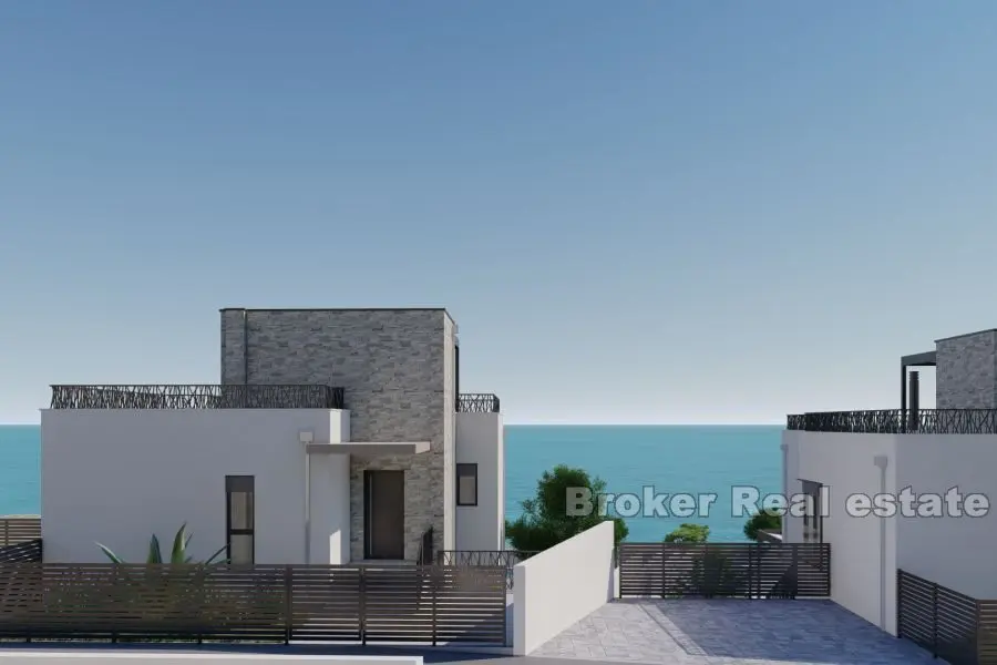 Nybygd villa med basseng i andre rad til sjøen