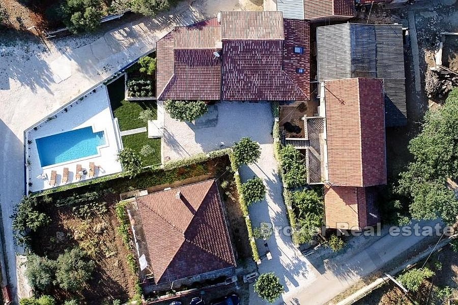 Maison en pierre avec piscine près de Zadar
