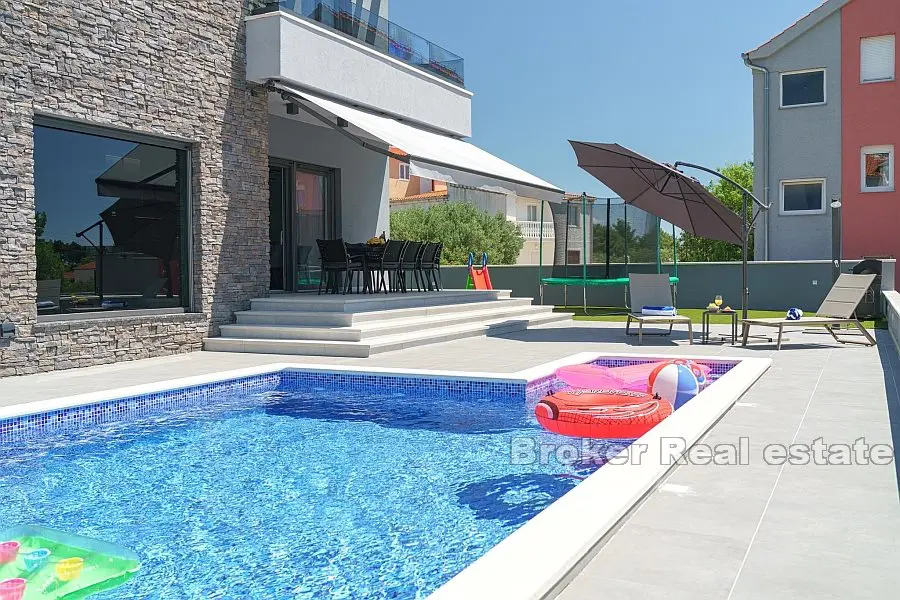 Lyxigt fristående hus med pool