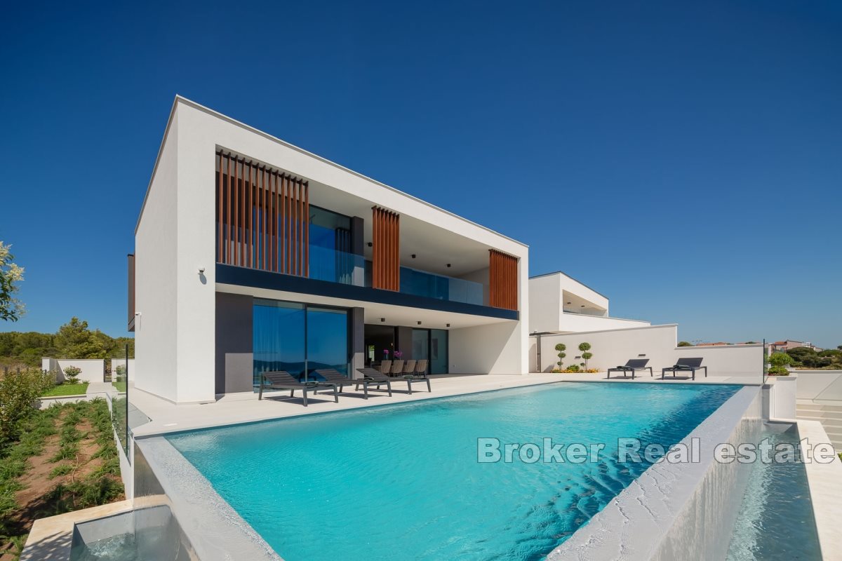 Luxury villa with swimming pool and sea view