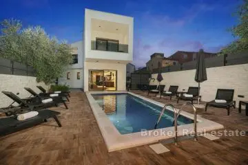 Villa with heated pool in a quiet location