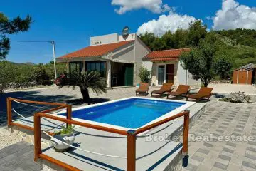 001-2044-06-marina-secluded-house-with-swimming-pool-for-sale