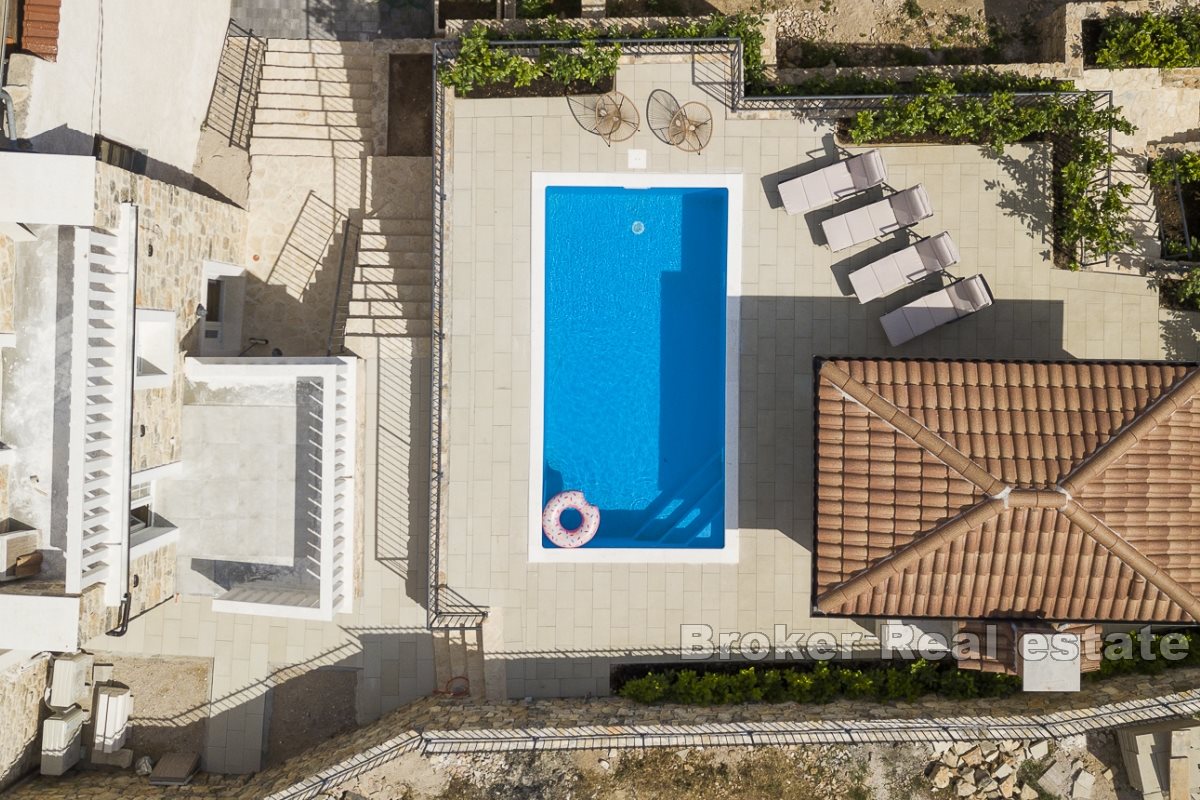 Renovated house in the center with a swimming pool and sea view