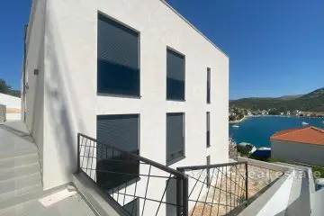 Appartement dans un immeuble neuf de standing avec vue mer