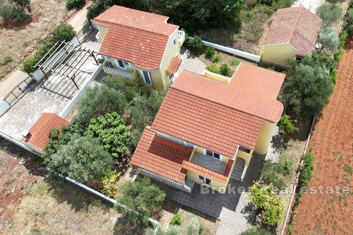 Deux maisons individuelles avec un grand jardin