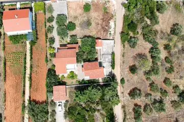 Deux maisons individuelles avec un grand jardin