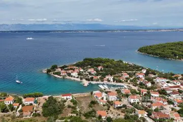 Dvije samostojeće kuće s velikom okućnicom 