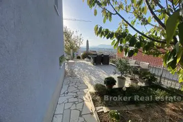 Fristående hus med panoramautsikt över havet