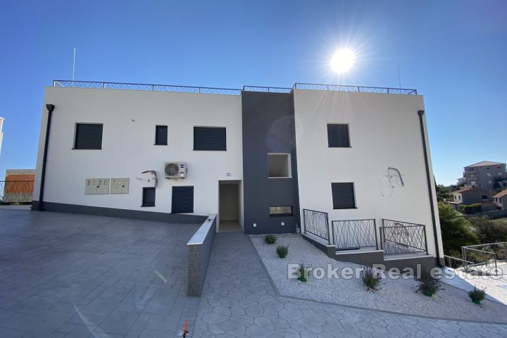 Apartments in a newly completed building with sea view