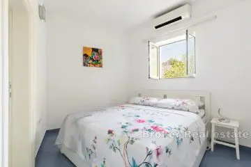 Bekväm lägenhet med ett sovrum i ett utmärkt läge