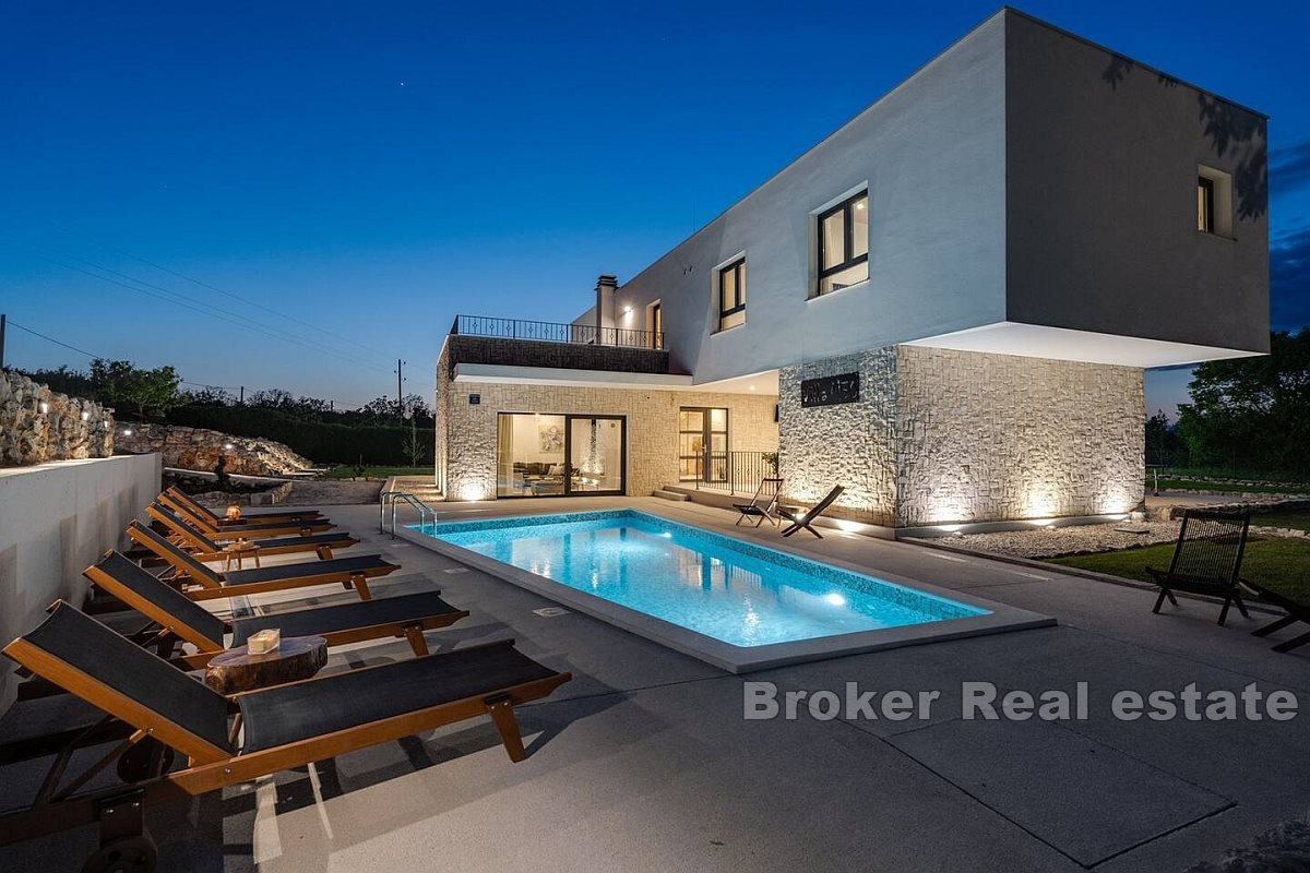 Exclusive villa with pool and large garden