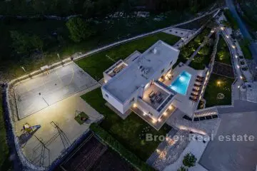 Esclusiva villa con piscina e ampio giardino