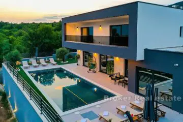 Moderne luksusvilla med basseng i vakre naturomgivelser