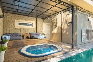 Exclusive villa with a pool in close proximity to the sea