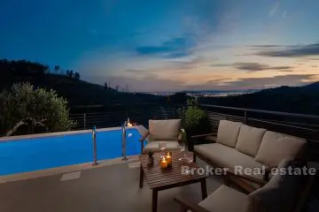 Villa familiale avec une grande cour et vue sur la mer