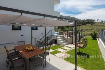 Villa familiale avec une grande cour et vue sur la mer