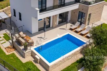 Villa familiale avec une grande cour et vue sur la mer