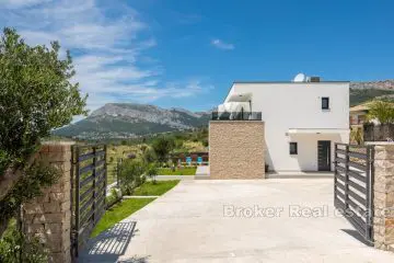 Villa familiale avec une grande cour et vue sur la mer