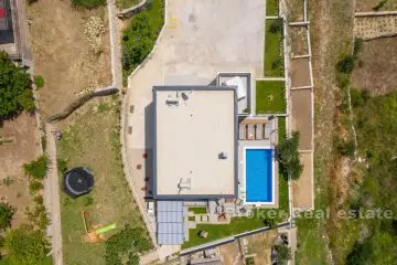 Villa familiale avec une grande cour et vue sur la mer