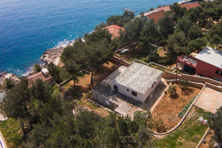 House / villa, unfinished, south side of island of Hvar